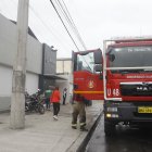 Personal de Bomberos realizó la limpieza de escombros tras el accidente.