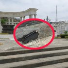 Baly el caminante observa la tumba de Víctor Emilio Estrada, donde se visualizan extrañas ofrendas.