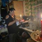 Elizabeth Freire no puede utilizar la máquina de coser cuando no hay luz. Debe hacerlo a mano, pero asegura que no es lo mismo.