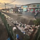 Las zanjas de la zona están rebosadas de basura. Esto provoca inundaciones cuando llueve.