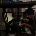 Los ciudadanos revisan constantemente sus equipos para constatar que no tengan daños tras los cortes.