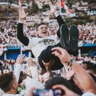Fabián Bustos celebrando el bicampeonato con Universitario.