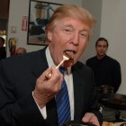 Donald Trump prefiere comer la carne bien cocida para evitar ingerir gérmenes.