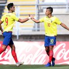 Jordan Rezabala (d) celebra un gol junto a Leonardo Campana en el Sudamericano Sub-20 en que quedaron campeones