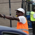 Mauricio Ítalo estrena su nuevo pito. En el fondo, su sobrino controla el tránsito.
