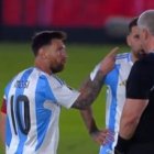 Captura de pantalla del momento en que Messi aparentemente insulta al juez del partido.