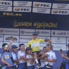 Huera alzado en hombros por sus compañeros del Movistar Best PC, como campeón de la Vuelta, tras ganar solo etapas en otros años.