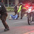 Un caso que provocó indignación fue cómo la policía arrastró a una persona.