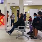 Los pacientes o sus familiares intentan enviar mensajes y hacer llamadas, sin suerte, durante los apagones en el hospital.