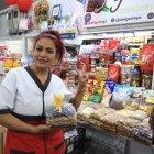 Katherine Tello siempre tiene una sonrisa para sus clientes.