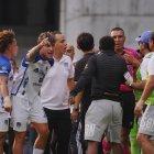 Jugadores de Imbabura reclaman decisiones arbitrales durante el partido contra Emelec.