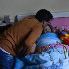 Por ahora, Óscar se dedica ciento por ciento al cuidado de su hija.