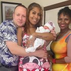 Marita de Delgado con su yerno e hija