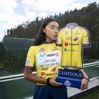 Nahomi Játiva con su premio como campeona prejuvenil de la Vuelta al Ecuador.
