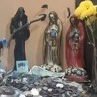 En los allanamientos, los investigadores  hallaron también un altar de la santa muerte y otros objetos, al parecer, con los que hacían rituales.