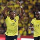 Alan Minda (i) celebra uno de los goles conseguidos por la Tri ante Bolivia en el Monumental