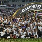 Jugadores de Botafogo celebran con el trofeo, al ganar la Copa Libertadores ante Atlético Mineiro, en el estadio Más Monumental en Buenos Aires (Argentina)