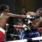 Carlos Mina, en su regreso al ring, conectó fuertes golpes sobre Diego Quiñónez.