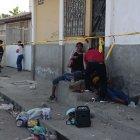 Las víctimas frecuentaban la vereda que está afuera de una vivienda abandonada.