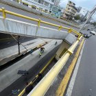 Los ocupantes de la motocicleta cayeron por este puente.