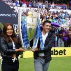 Neisi Dajomes y Richard Carapaz, medallista de Oro en Juegos Olímpicos con el trofeo de LigaPro.