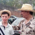 El compadre Garañón junto a Neiser Herrera, el fan que padece el Síndrome de Gravet.