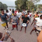 Ensayo de Batucada Popular cerca de una orilla del estero Salado, en Nigeria.