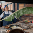 La chef Valentina Álvarez calienta una hoja de plátano en el típico fogón manabita.