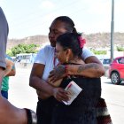 Los familiares de la adolescente asesinada se consolaban entre ellos.