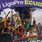 Los jugadores de Liga de Quito en pleno festejo, tras la premiación LigaPro.