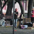 Consumidores se instalan en las bancas para drogarse.