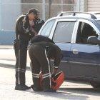 La víctima fue atacada mientras conducía un vehículo.