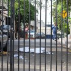 El cadáver quedó tendido debajo de un árbol, junto a un vehículo.