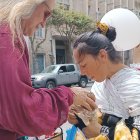 Peter Dudar entrega comida a gente que necesita en Cuenca.