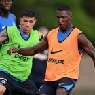 Moisés Caicedo (d) junto a Enzo Fernández, su dupla en el medio sector de Chelsea.