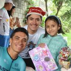 Martín (i) y su hermano Mateo, quien también es ciclista, pero del equipo Movistar BestPC, junto a una de las niñas de la parroquia La Esperanza, en Ibarra.