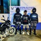 En uno de los video de seguridad se puede observar que un sujeto llega en una moto y dispara a las dos personas, segundos después es detenido.