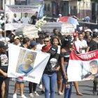 Sepelio de los menores estuvo acompañado de pancartas con mensajes de protesta.