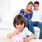 Según expertos, fomentar el ahorro a nuestros hijos hará que tomen buenas decisiones financieras en el futuro.