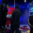 En las imágenes transmitidas se puede observar a un individuo que siempre lleva un teléfono en mano, en videollamada.