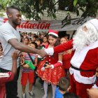 Felipe Caicedo saludando a Papá Noel, en el Guasmo en la entrega de juguetes.