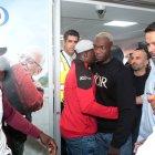 Felipe Caicedo en su llegada al aeropuerto José Joaquín de Olmedo, de Guayaquil.