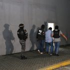 Uno de los detenidos presenta una discapacidad física.