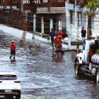 Personal municipal realiza trabajos de mantenimiento para aliviar las inundaciones en varios sectores del sur de Guayaquil.