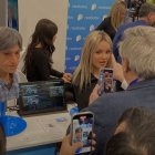 Aria (der.), ¿la robot que puede poner fin a la soledad?