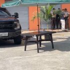 El hombre que estaba en esta camioneta fue atacado por dos sicarios que se movilizaban en una motocicleta.