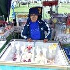 Rosa prepara los helados durante los días laborables y los vende el  fin de semana.