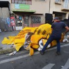 El artesano Mauricio Figueroa mueve parte de la cabeza del Garfield gigante que elaboró para exhibirlo en diciembre.