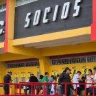 Socios de Barcelona SC en la ventanilla del estadio Monumental.