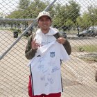 La camiseta de Benavides cuenta con más de 20 firmas de futbolistas eléctricos.